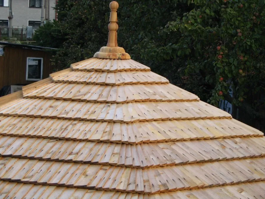 Detail ihlanovej strechy altánku z dreveného šindľa