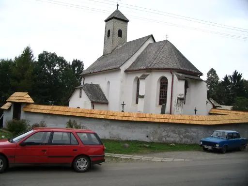 Kostol s obnoveným ohradným múrom krytým šindľom