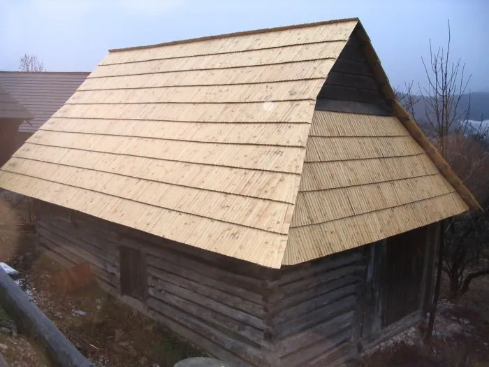 Nová strecha zo šindľa na historickej drevenici