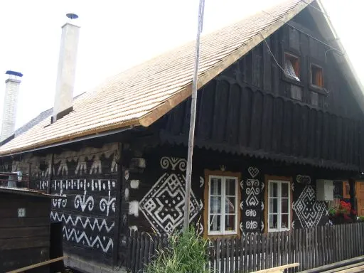 Tradičná maľovaná drevenica s novou strechou z dreveného šindľa